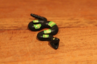 Playmobil slangetje zwart met geel en groen.